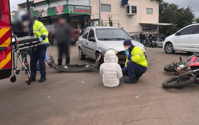 Mulher fica ferida em acidente entre carro e moto, em São Miguel do Oeste