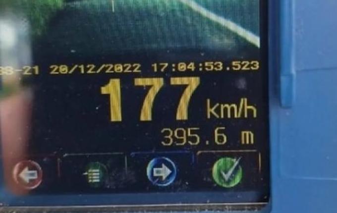 Carro é flagrado a 177 km/h em rodovia de SC: 'Difícil é consolar uma família', alerta PMRv