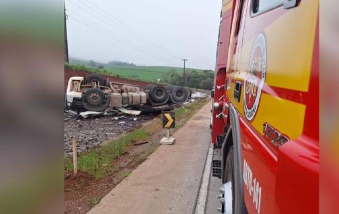 Motorista fica ferido em capotamento na BR-163 em Guarujá do Sul