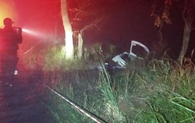 Rapaz morre em saída de pista e colisão de carro em árvore na SC 283