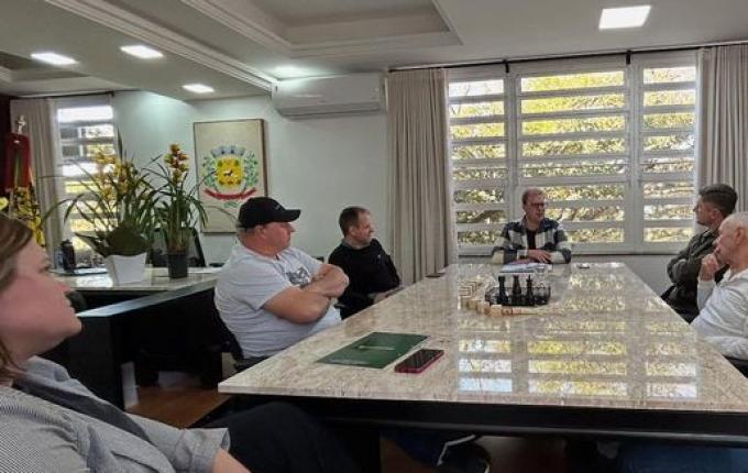 Prefeito de São José do Cedro discute investimentos e projetos musicais com a banda municipal