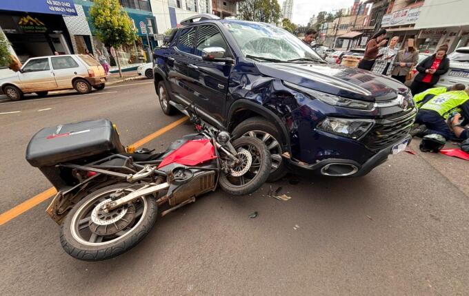 Motociclista fica ferido em colisão no Centro de São Miguel do Oeste