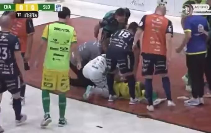 Lâmpada cai na cabeça de jogador da Chape em partida do Catarinense de Futsal