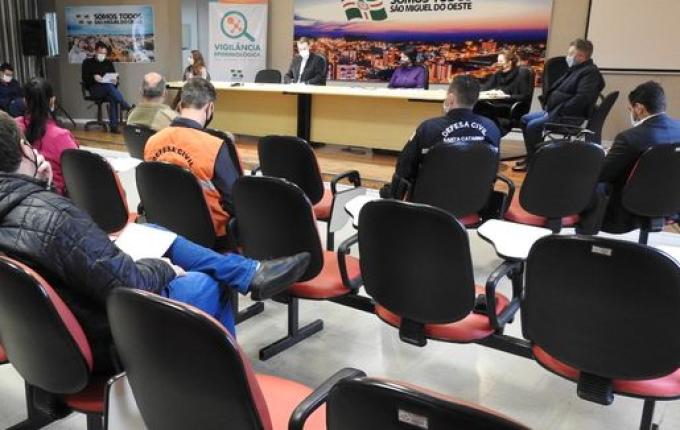 Comitê debate regionalização de medidas contra a COVID-19