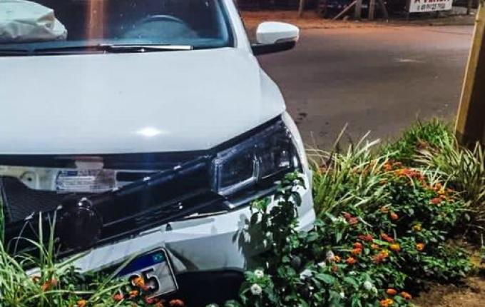 Acidente envolve dois carros na Willy Barth e motorista recusa bafômetro