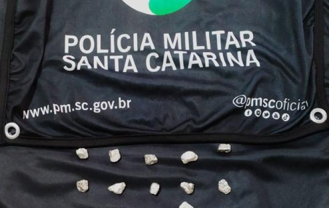 Cão encontra droga enterrada em área de mata em São Miguel do Oeste