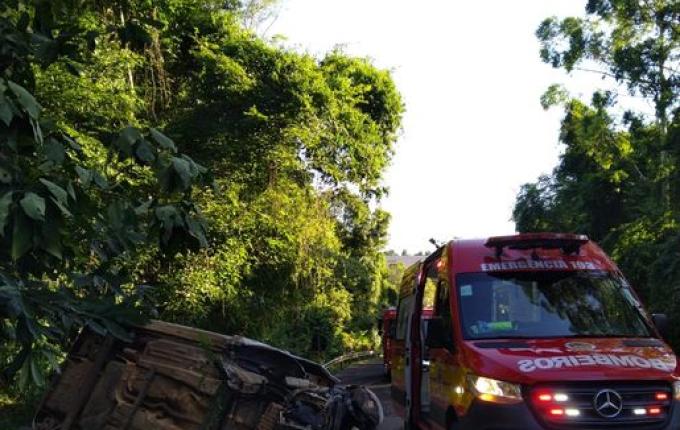Saída de pista seguida de capotamento deixa mulher ferida em Quilombo