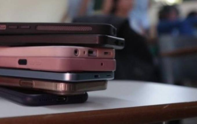 Governo realizará pesquisa sobre restrição de celulares nas escolas