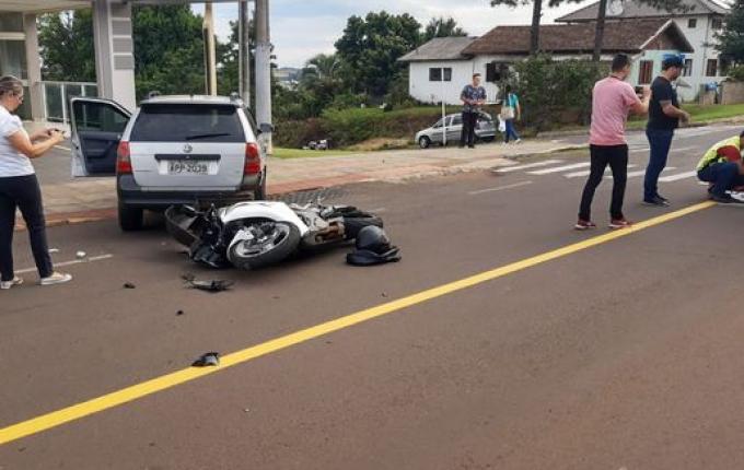 Acidente entre carro e moto deixa homem ferido em SMOeste