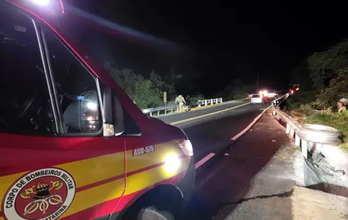 Caminhão cai de ponte na SC-283 e motorista fica ferido em São Carlos