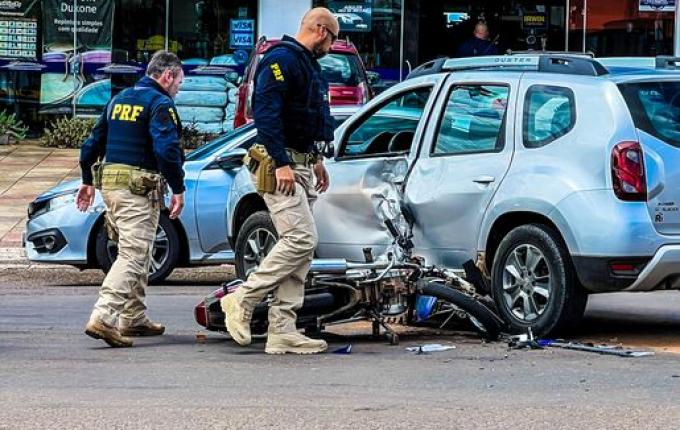 Motociclista cai em cima de carro após acidente em SMO; vídeo