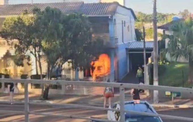 Incêndio em veículo dentro de garagem mobiliza bombeiros em Guarujá do Sul