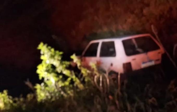 Carro sai da pista na SC-496 em Descanso; três pessoas saem ilesas