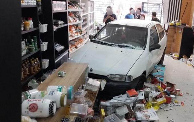 Condutor perde o controle, invade loja e deixa duas pessoas feridas