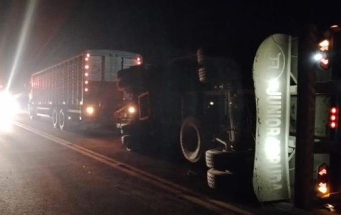 Caminhão carregado com boi tomba em São Lourenço