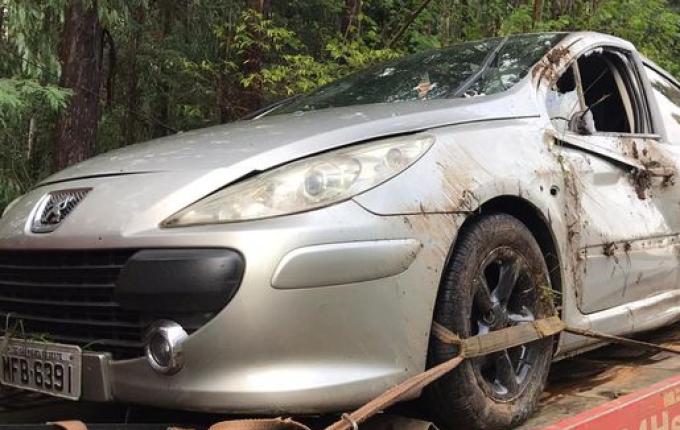 Motorista fica ferido em saída de pista seguida de choque em poste na SC-492