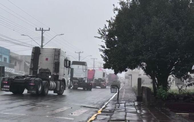 Mesmo com frio tradicional carreata da festa do colono e motorista movimenta comunidade