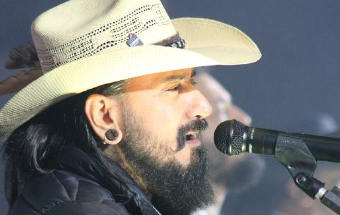 Banda Traia Véia reúne multidão em SMO com show animado e clima de modão