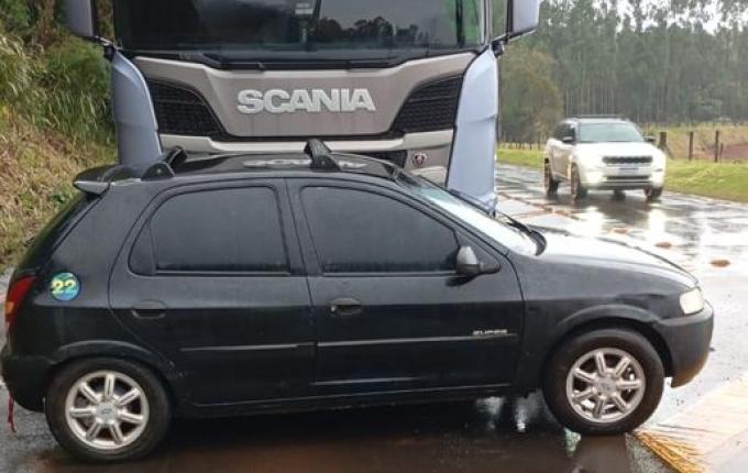 Carro e caminhão colidem na SC-157