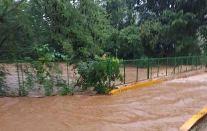 Fortes chuvas causam transtornos em vários municípios da região