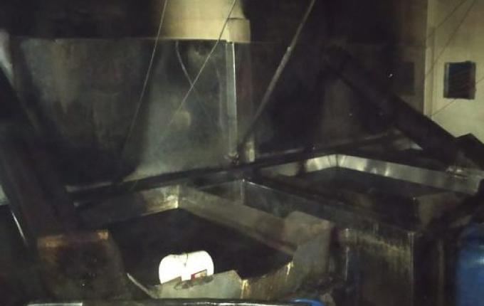 Incêndio atinge estoque de lenha e parte de indústria de melado em Itapiranga