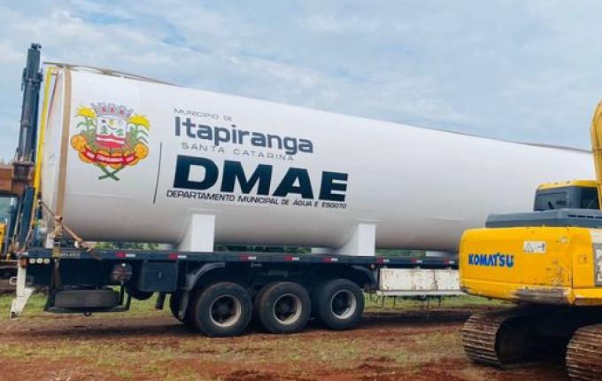 Após várias horas de trabalho, segundo reservatório de água é armazenado em Itapiranga