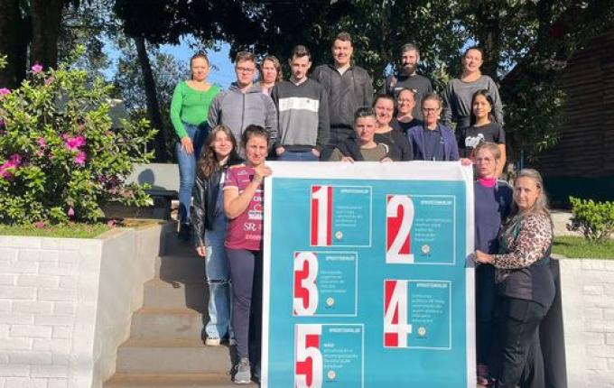 Professores de Mondaí protestam pela valorização da categoria