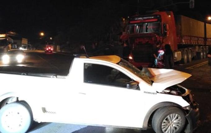 Colisão frontal entre carro e carreta deixa homem gravemente ferido na BR 163