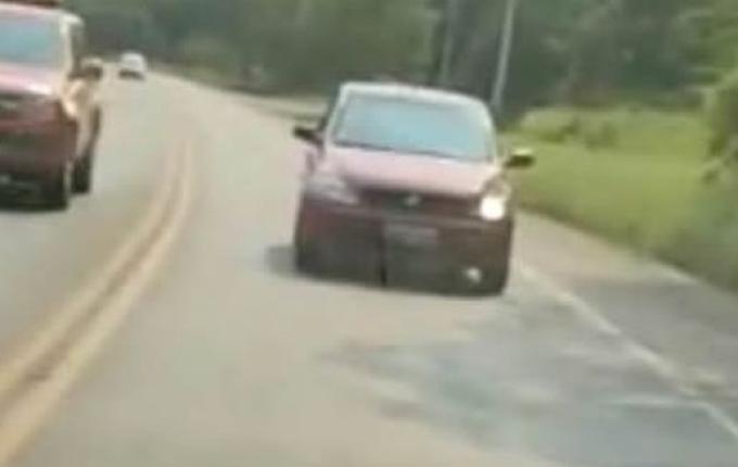 Motorista dirige por quase 2 quilômetros em marcha ré e é presa com cocaína em SC