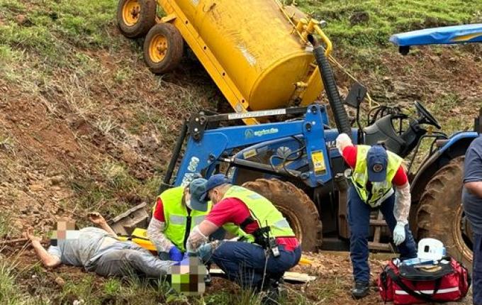 Homem fica ferido em tombamento de trator no interior de São Miguel do Oeste