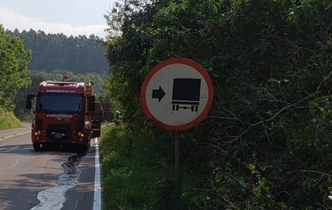 Caminhão carregado de ração registra princípio de incêndio na SC 386 em Mondaí