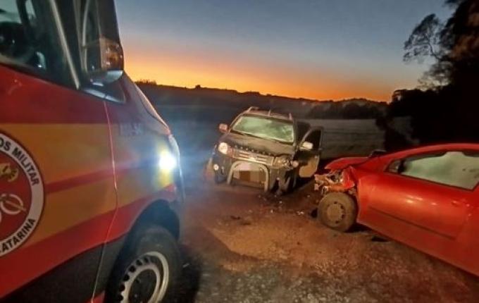 Acidente frontal entre carros deixa duas pessoas feridas em Maravilha