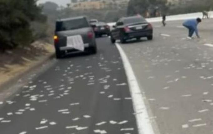 Estrada Americana fica coberta de dinheiro após porta de carro-forte abrir