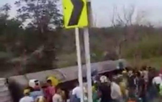 VÍDEO: Explosão de caminhão de gasolina deixa sete mortos na Colômbia