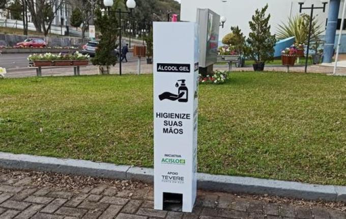 Acislo instala totens com álcool em gel nas ruas do município