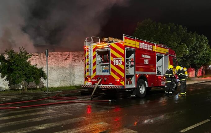 Prejuízo em empresa de recicláveis chega a R$ 90 mil após incêndio na madrugada, em SMO