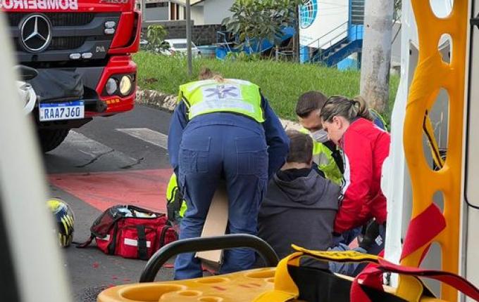 Colisão entre carro e moto deixa um ferido no centro de São Miguel do Oeste