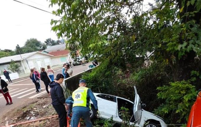 Carro sai da pista e quase cai em rio no centro de Mondaí