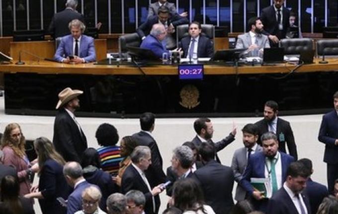 Câmara aprova cortar isenções fiscais e elevar taxação de bets e fintechs