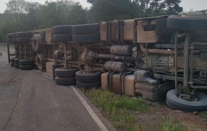 Caminhão sai da pista e tomba na SC-305