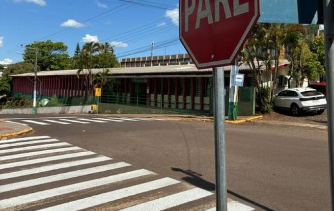 Iporã reforça pintura de faixas de pedestres para deixar trânsito mais seguro