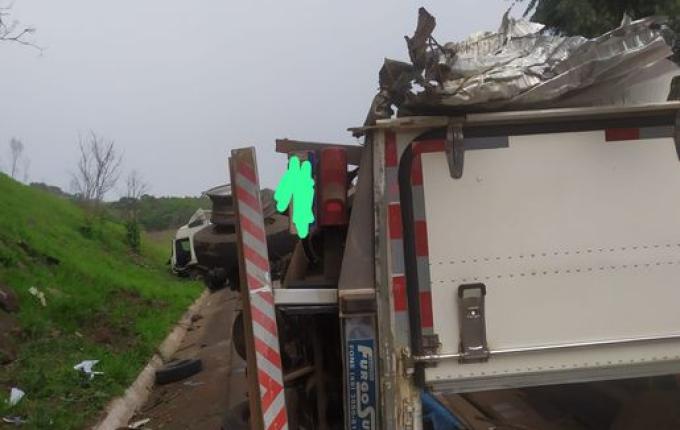 Acidente envolve três veículos e deixa uma pessoa gravemente ferida na SC 157