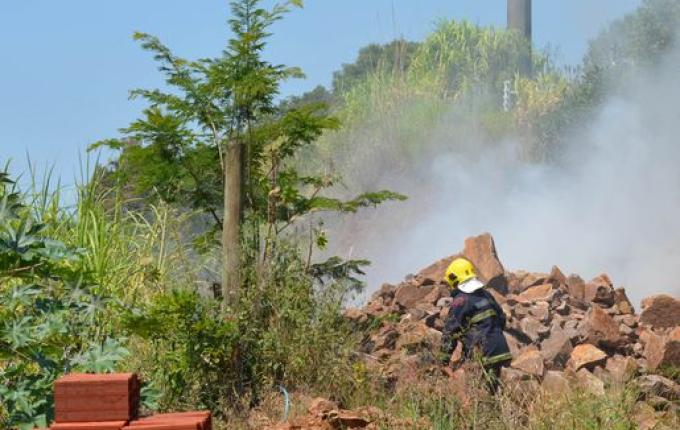 Bombeiros combatem fogo em pneus e vegetação em São Miguel do Oeste