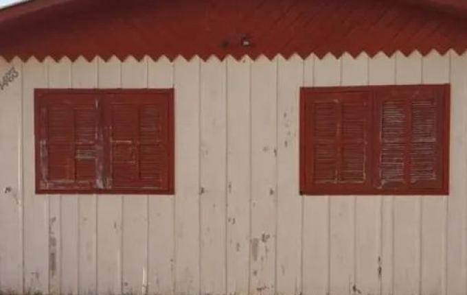 Calote faz carpinteiro de SC colocar casa inteira em carreta e mudá-la de endereço