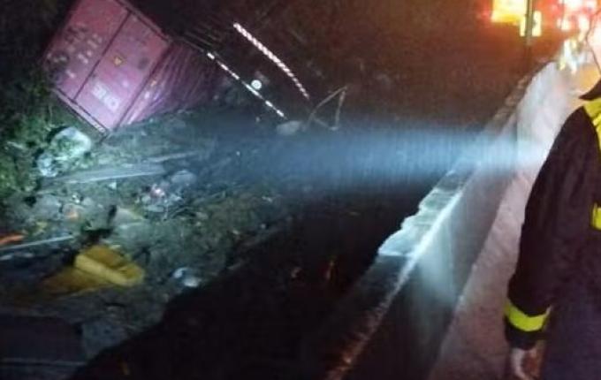 Carreta tomba sobre van que transportava atletas e deixa 9 mortos no Paraná