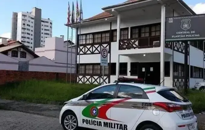 Homem foge correndo de sex shop após furtar vibradores