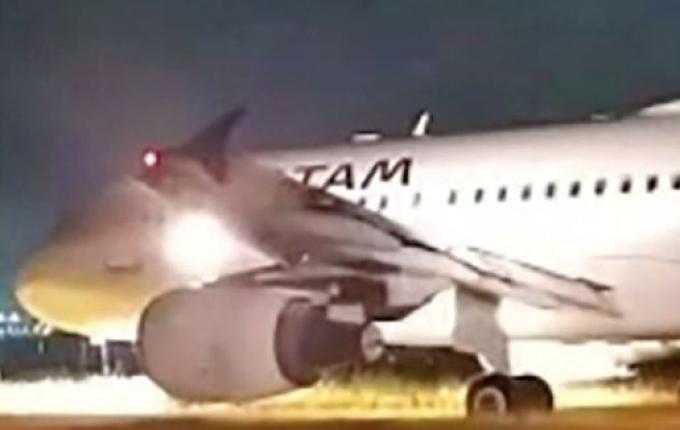Avião da Latam sai da pista após o pouso no aeroporto de Chapecó