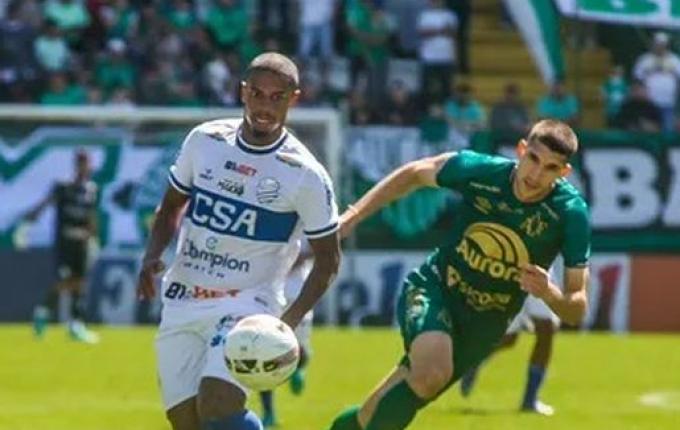 Com gol de Perotti nos acréscimos, Chapecoense bate o CSA na Arena Condá