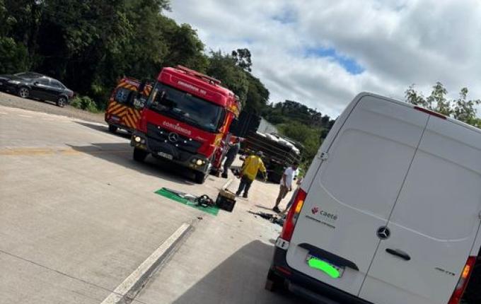 Motorista fica preso às ferragens após colisão entre van e caminhão na BR-163