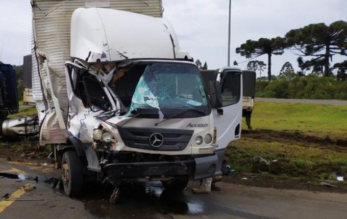 Caminhoneiro fica ferido em grave acidente na BR-282